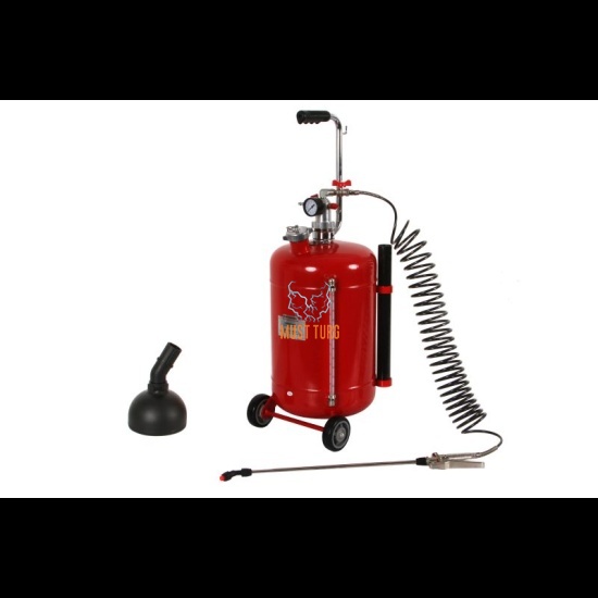 Soaking agent spray on wheels 30L red
